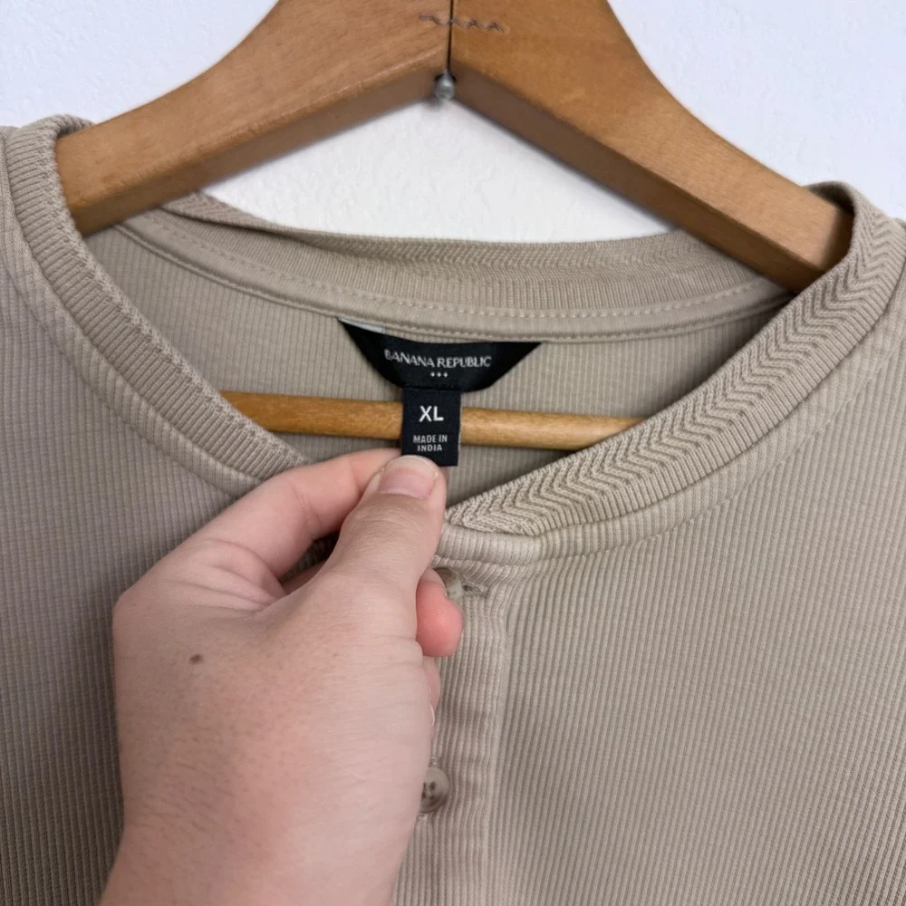 Banana Republic Mens XL Khaki Tan Ribbed Short Sleeve Henley Shirt Cotton Blend